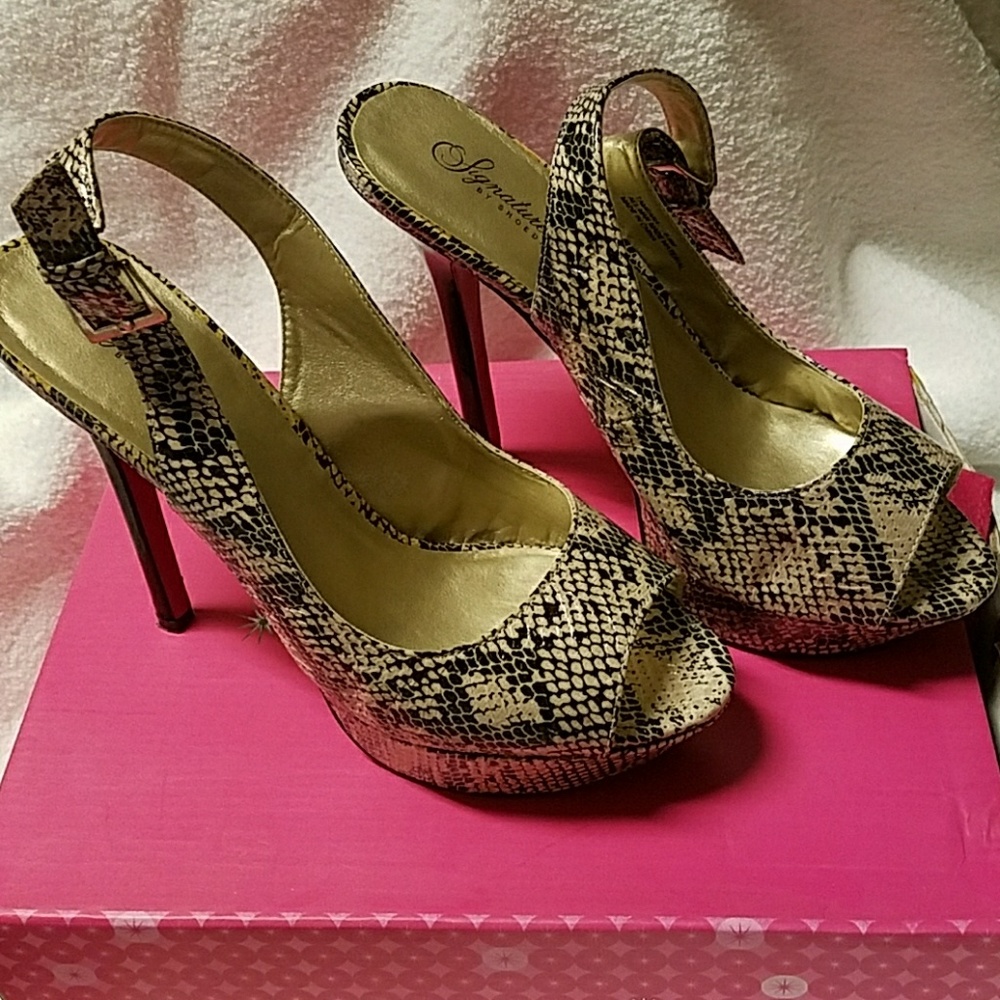 Signature soleby Shoe dazzle snake skin platform